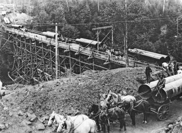 Black and white photo of the Hauling Pipe for Bull Runn from 1893