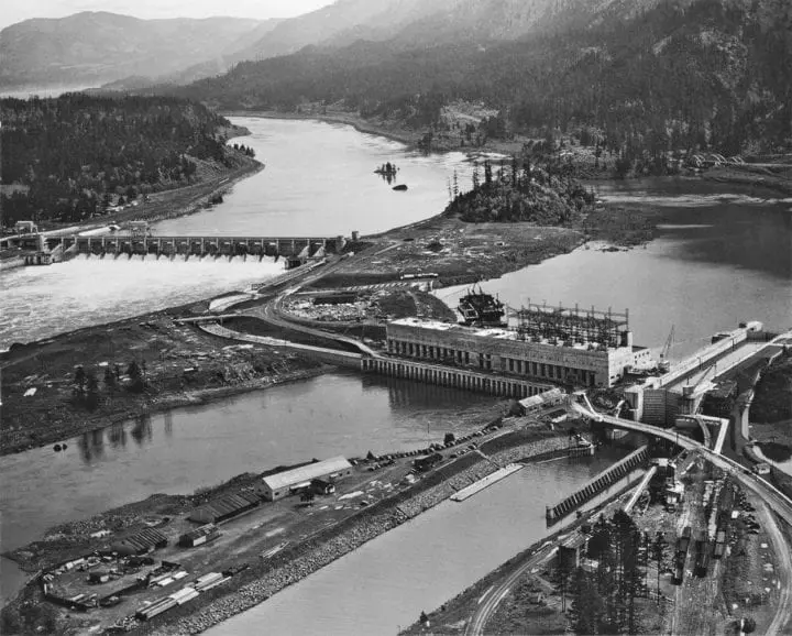 Black and white photo of Bonneville Dam 2nd Unit Powerhouse